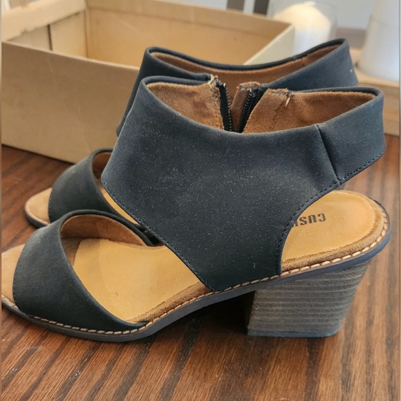 Cushionaire Rosanna Open Heel Sandal - Picture 1 of 5